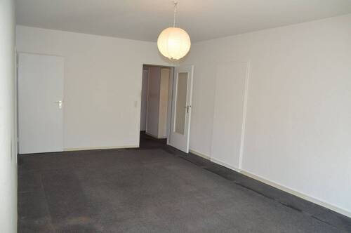 Wohnzimmer mit Blick zum Flur - Etagenwohnung mit 101,70 m² in Celle zum Kaufen