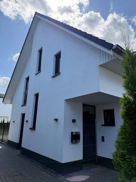 Außenansicht Haustür.jpeg - 4 Zimmer Doppelhaushälfte zum Kaufen in Hamburg