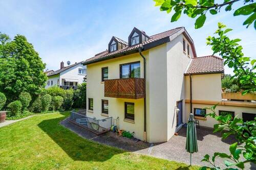 Gepflasterte Flächen um das Haus - 1 Zimmer Mehrfamilienhaus, Wohnhaus in Mörlenbach