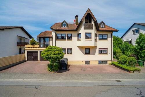 Doppelgarage und sechs Außenstellplätze - 