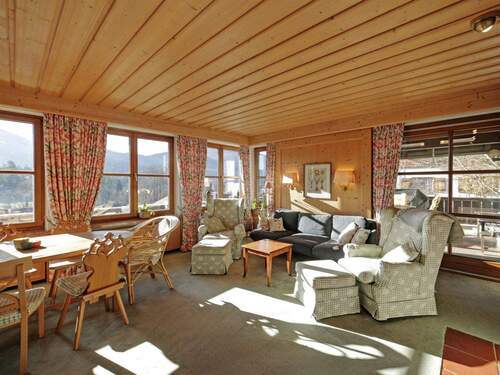 Wohnzimmer mit Terrassenzugang - 7 Zimmer Einfamilienhaus zum Kaufen in Reit im Winkl