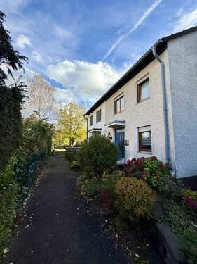 Außenansicht - Raumwunder – Reihenmittelhaus mit Carport und Stellplatz in Stegaurach-Debring zu verkaufen