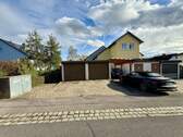 Straßenansicht - Carport und Kfz-Stellplatz - 5 Zimmer Reihenmittelhaus zum Kaufen in Stegaurach