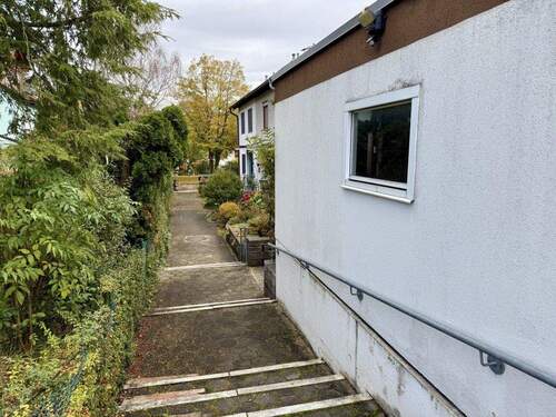 Weg zur Reihenhausanlage - 5 Zimmer Reihenmittelhaus in Stegaurach