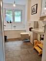 Badezimmer mit Badewanne - 