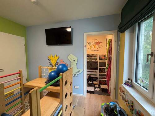 mit Tageslicht und Ankleideraum im Hintergrund - 