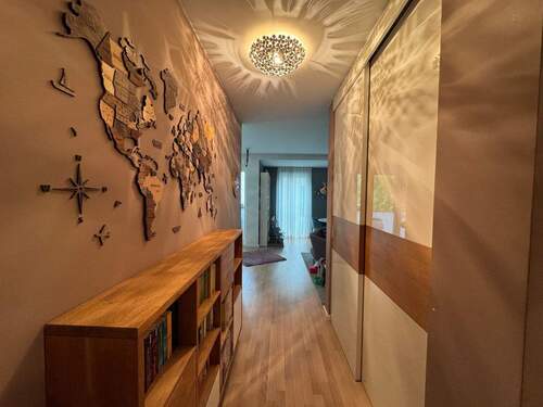 Blick aus dem Flur in den Wohn-Essbereich, rechts mit Einbauschrank zur flexiblen Nutzung - 