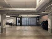 Zufahrt in die Tiefgarage - mit funkgesteuertem Garagentor - 