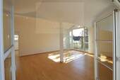 Blick in Wohn- Esszimmer von Westbalkon - 