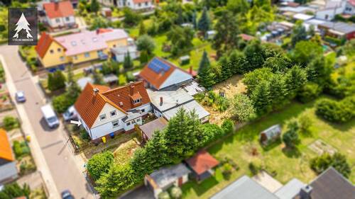 Luftaufnahme - Halbes Haus, volle Pläne - Höhenlage & Rückzugsfläche