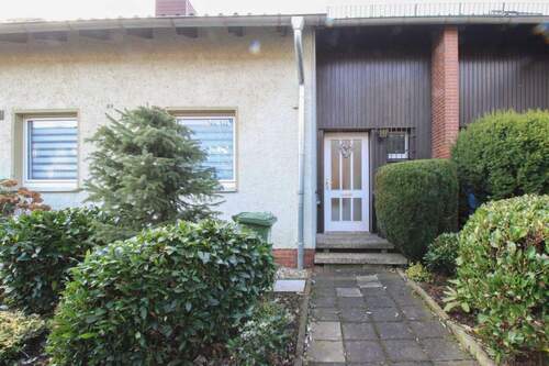 Außenansicht Vorne - Home sweet home: Renovierungsbedürftiges Reihenmittelhaus samt Garten in Hildesheim - Erbbaurecht