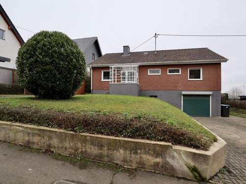 Frontansicht - Bungalow-Fertighaus mit Garten, Garagen und Keller