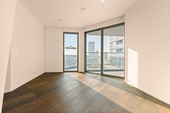 Wohnzimmer mit Loggia - Elegante 2-Zimmer-Wohnung im FOUR Frankfurt