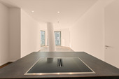 Blick von der Küche in den Wohnraum - Etagenwohnung mit 82,50 m&sup2; in Frankfurt am Main zur Miete