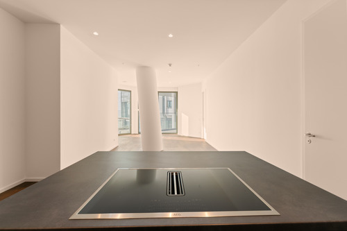 Blick von der Küche in den Wohnraum - Etagenwohnung mit 82,50 m&sup2; in Frankfurt am Main zur Miete