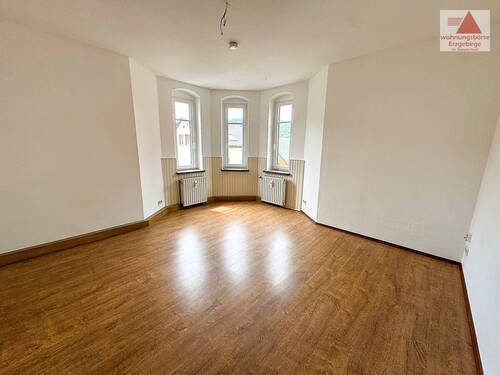 Wohnzimmer - Moderne Singlewohnung mit Kaminofen in ruhiger Lage von Schwarzenberg zu vermieten