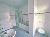 Bad mit Wanne und Dusche - 3 Zimmer Etagenwohnung in Chemnitz