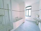 Bad mit Wanne und Dusche - Etagenwohnung mit 91,20 m² in Chemnitz zur Miete