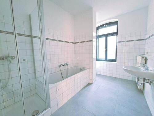 Bad mit Wanne und Dusche - Etagenwohnung mit 91,20 m² in Chemnitz zur Miete