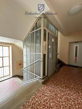 Treppenhaus mit Aufzug - 3 Zimmer Etagenwohnung zum Kaufen in Saarbrücken / Sankt Johann