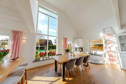 viel Lichteinfall durch deckenhohe Fenster - 