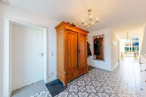 großer, heller Flurbereich - 