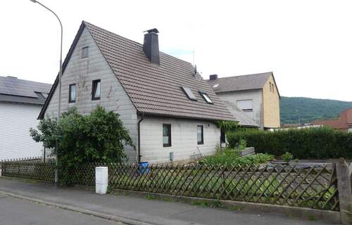 Straßenansicht rechts - 7 Zimmer Einfamilienhaus in Ehrenberg