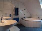 Badezimmer mit Wanne ... - 