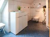 ... und Dusche (nicht im Bild) - 