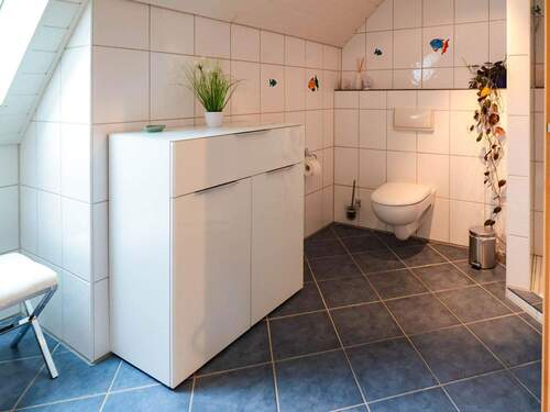 ... und Dusche (nicht im Bild) - 