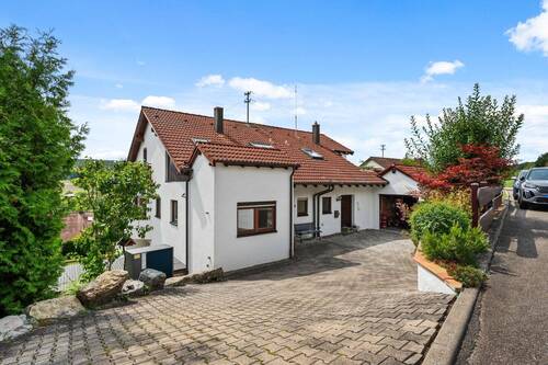 Außenanlage - Wohnen mit Weitblick: Doppelhaushälfte in traumhafter Hanglage von Simmozheim