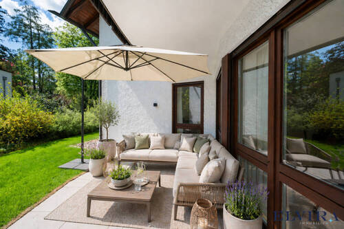 Traumhafte Süd-Terrasse mit Garten - 