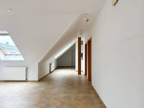 Flur - Etagenwohnung mit 145,00 m&sup2; in Hannover zur Miete