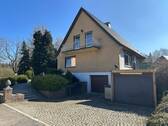 Wohnhaus mit Stellplätzen und Zuwegung - 