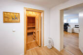 Flur UG mit Blick in die Sauna - 