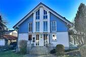Nordseite, Eingang - Zweifamilienhaus in Finning - 1.125.000,00&nbsp;EUR Kaufpreis, ca.&nbsp; 269,00&nbsp;m&sup2;&nbsp;Wohnfl&auml;che