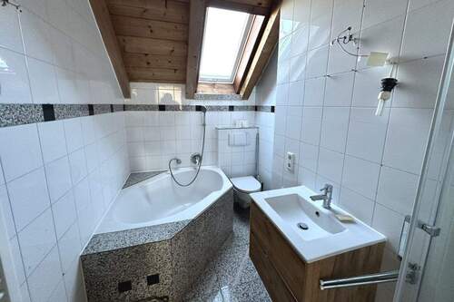 Badezimmer mit Badewanne, Dusche, Waschbecken, WC OG - 