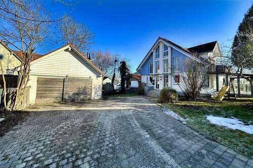 Zufahrt zum Haus mit Garagen, Ansicht Nordseite - Mehrfamilienhaus, Wohnhaus mit 269,00 m&sup2; in Finning zum Kaufen