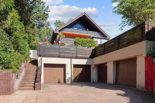 Außenansicht mit Garagen und Zugang zum Haus - 