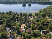 Luftaufnahme mit Landschaft und See - Wohnen an der Uferpromenade: 2 Ebenen mit großer Terrasse, Wintergarten, eigenem Garten & Garage