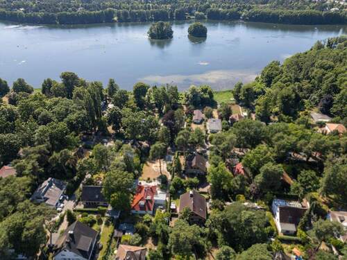 Luftaufnahme mit Landschaft und See - Wohnen an der Uferpromenade: 2 Ebenen mit großer Terrasse, Wintergarten, eigenem Garten & Garage