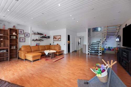 Großzügiges Wohnzimmer - Doppelhaushälfte mit 181,00 m&sup2; in Berlin zum Kaufen