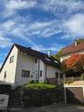 Haus mit Garage und Treppe - Freistehendes Einfamilienhaus in zentraler und ruhiger Lage mit gepflegtem Garten.
