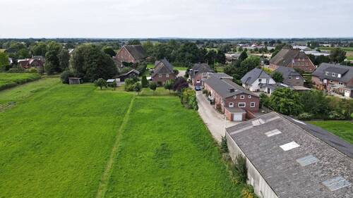 Zufahrt und hinteres Gebäude - 