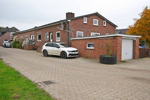 hinterer Gebäudeteil mit einer der Garagen - 