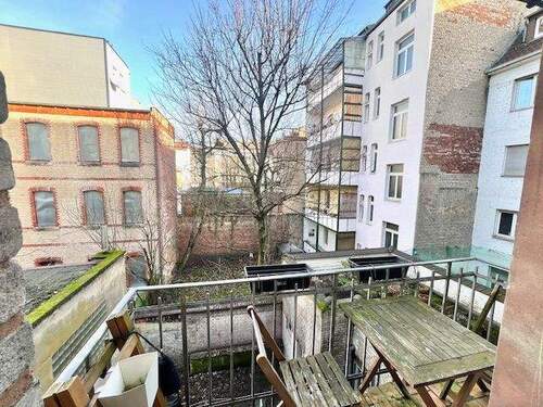 Kleiner Balkon in den Innenhof - 