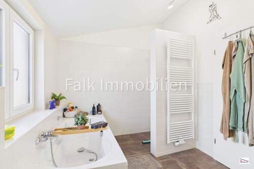 Tageslichtbad mit Badewanne und Dusche - 