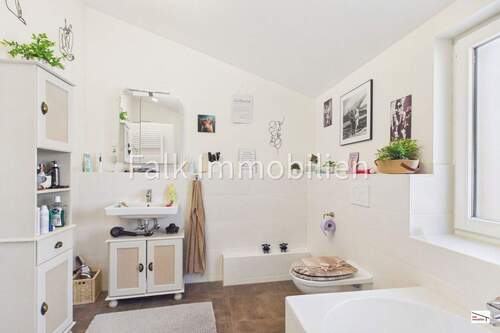 Tageslichtbad mit Badewanne und Dusche - 