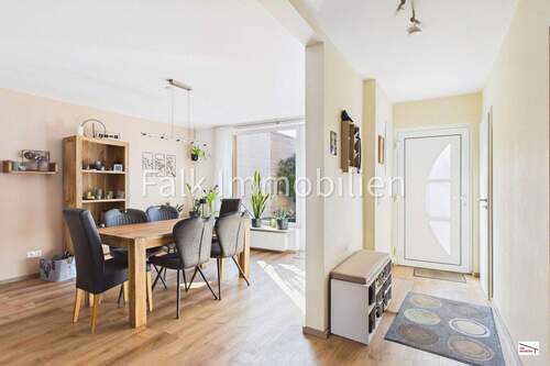 Teilansicht Wohn-/Esszimmer mit Eingangsbereich - 