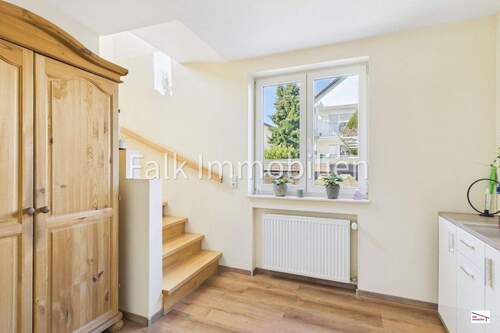 Gaderobenbereich mit Holztreppe ins Obergeschoss - 